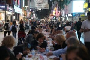 Ramazan Ayı boyunca farklı mahallelerde iftar sofraları kuran Karşıyaka Belediyesi,
