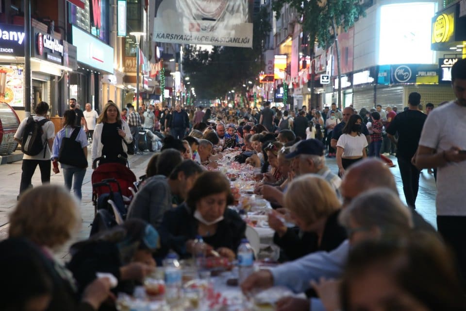 Ramazan Ayı boyunca farklı mahallelerde iftar sofraları kuran Karşıyaka Belediyesi,
