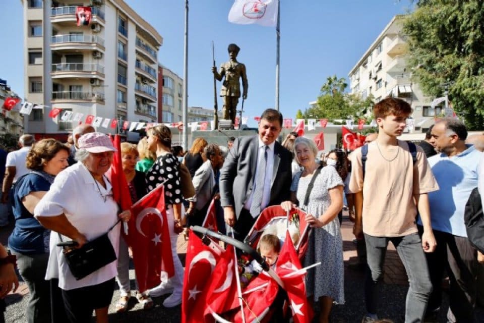 İzmir&rsquo;in d&uuml;şman işgalinden kurtuluşunun 100. yılı d&ouml;n&uuml;m&uuml;nde Karşıyaka&rsquo;da iki ayrı