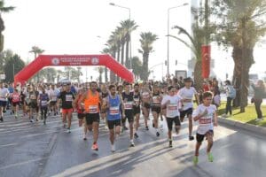 Karşıyaka Belediyesi tarafından geleneksel hale getirilen &ldquo;Ata&rsquo;dan Ana&rsquo;ya Saygı Koşusu&rdquo;