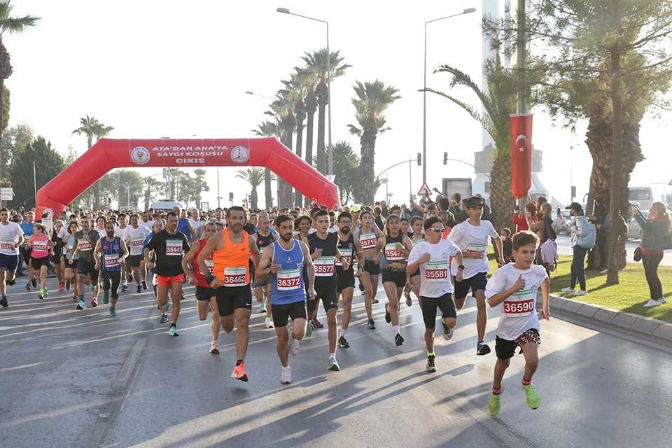 Karşıyaka Belediyesi tarafından geleneksel hale getirilen &ldquo;Ata&rsquo;dan Ana&rsquo;ya Saygı Koşusu&rdquo;