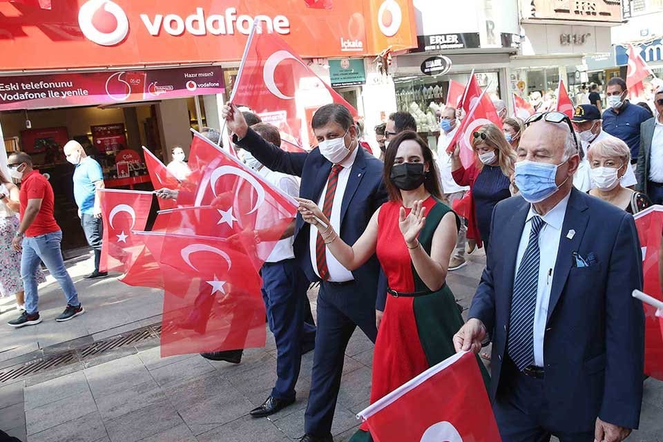 Ulu &Ouml;nder Gazi Mustafa Kemal Atat&uuml;rk&rsquo;&uuml;n Karşıyaka&rsquo;ya geldiği ve Karşıyaka