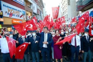 İzmir&rsquo;in kurtuluşunun 99. yıl d&ouml;n&uuml;m&uuml; Karşıyaka&rsquo;da da anlamlı etkinliklerle kutlandı.