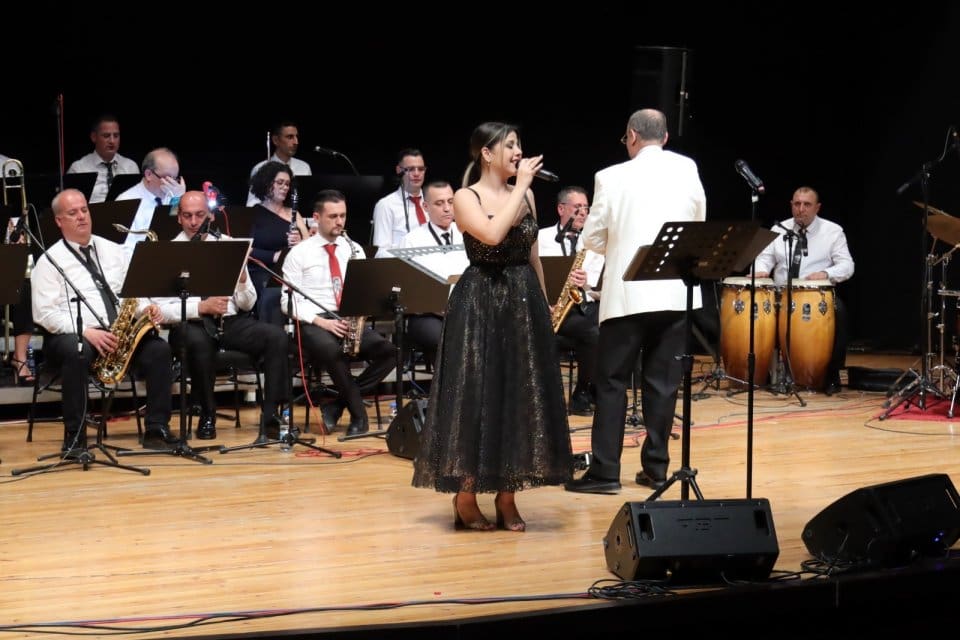 Karşıyaka Belediye Orkestrası, solistler Dilek Sert Erdoğan ve Seda &Ouml;zt&uuml;rk