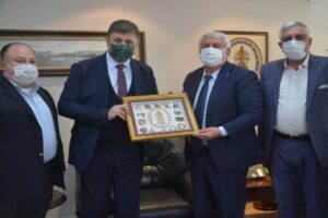 Karşıyaka Belediye Başkanı Cemil Tugay, İESOB Başkanı Zekeriya Mutlu&rsquo;yu makamında