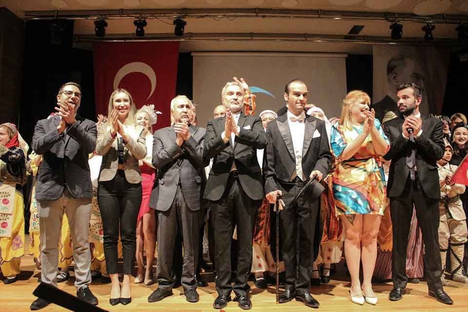 Karşıyaka Belediyesi Halk Dansları Topluluğu, &Ccedil;anakkale Destanı&rsquo;nın 107. yılı onuruna