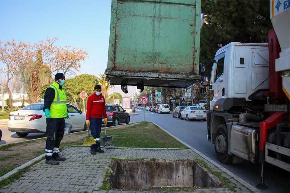 Karşıyaka Belediyesi &ccedil;evre ve g&ouml;r&uuml;nt&uuml; kirliliğinin &ouml;n&uuml;ne ge&ccedil;mek i&ccedil;in &ccedil;&ouml;p