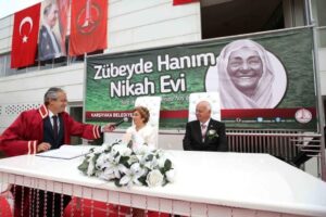 Karşıyaka Belediyesi eski Başkanı H&uuml;seyin Mutlu Akpınar, yeni başkan Cemil