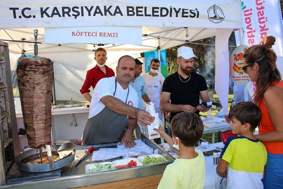 Karşıyaka Belediyesi tarafından bu yıl ilk kez d&uuml;zenlenen&ldquo;Karşıyaka Ayak&uuml;st&uuml; Lezzetler