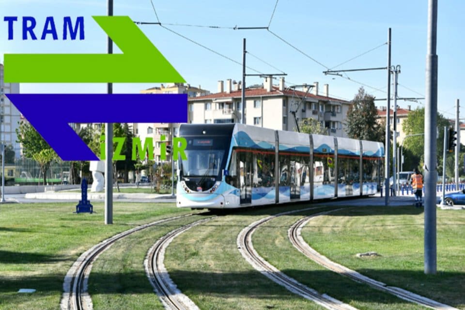 İzmir'de etkili olan fırtına nedeniyle Karşıyaka'da deniz taştı. Karşıyaka tramvay