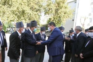 Karşıyaka&rsquo;da &ldquo;19 Eyl&uuml;l Gaziler G&uuml;n&uuml;&rdquo; dolayısıyla t&ouml;ren d&uuml;zenlendi. Kaymakamlık bah&ccedil;esinde