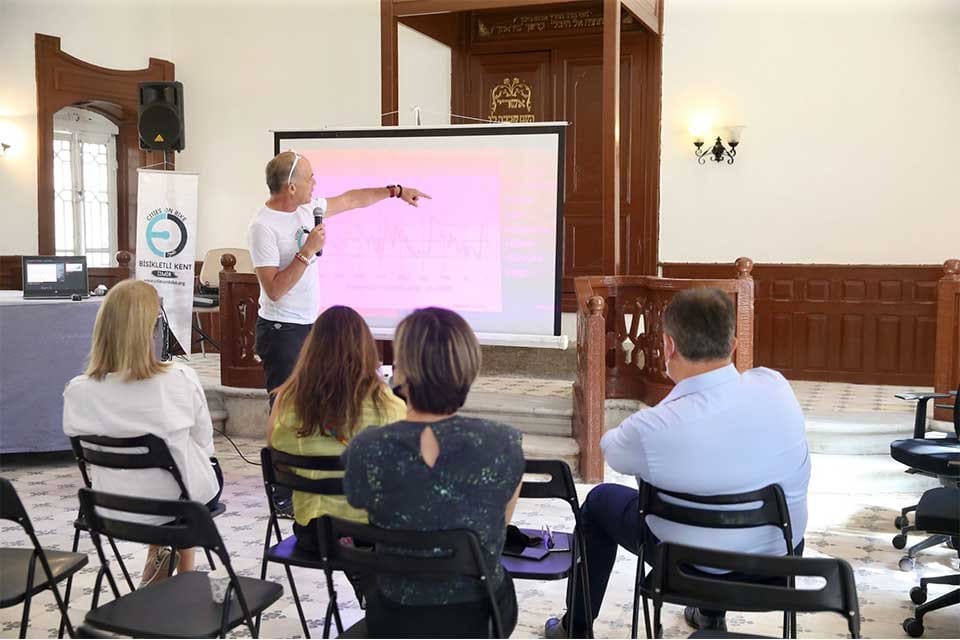 Karşıyaka Belediyesi Avrupa Hareketlilik Haftası kapsamında sempozyum d&uuml;zenledi. S&uuml;rd&uuml;r&uuml;lebilir ulaşım,