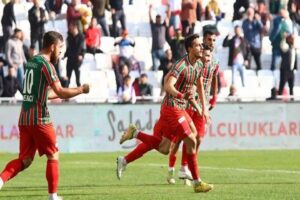 TFF 3'üncü Lig 1'inci Grup'ta ikinci yarıya taraftarının önündeki 4-2'lik