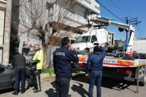 Karşıyaka&rsquo;da, hem &ccedil;evre ve g&ouml;r&uuml;nt&uuml; kirliliği oluşturan hem de g&uuml;venlik