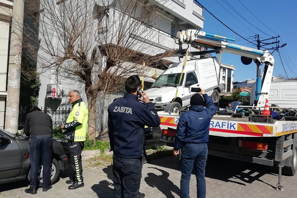 Karşıyaka&rsquo;da, hem &ccedil;evre ve g&ouml;r&uuml;nt&uuml; kirliliği oluşturan hem de g&uuml;venlik
