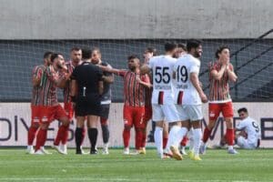 Karbel Karak&ouml;pr&uuml; Belediyespor mağlubiyeti ve Eskişehirspor beraberliğiyle şampiyonluk yarışında zirvenin