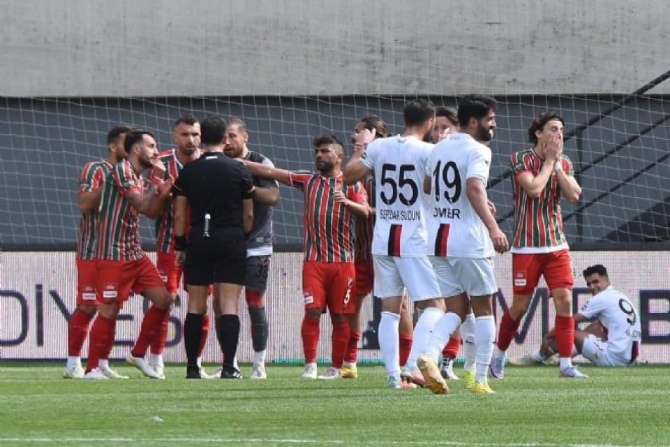 Karbel Karak&ouml;pr&uuml; Belediyespor mağlubiyeti ve Eskişehirspor beraberliğiyle şampiyonluk yarışında zirvenin