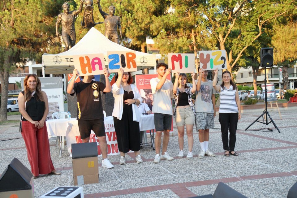 Karşıyaka'da Marmara depreminin 23. yıl dönümü nedeniyle gerçekleşen etkinlikte duygu