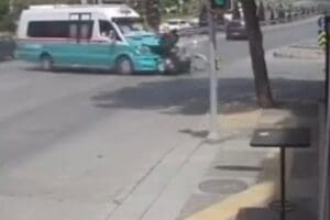 İzmir'in Karşıyaka il&ccedil;esinde, yolcu minib&uuml;s&uuml;yle &ccedil;arpışan motosiklet s&uuml;r&uuml;c&uuml;s&uuml; yaralandı. Kaza