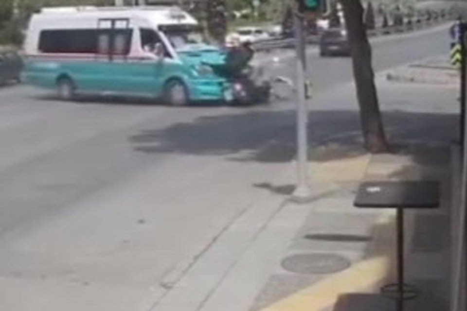 İzmir'in Karşıyaka il&ccedil;esinde, yolcu minib&uuml;s&uuml;yle &ccedil;arpışan motosiklet s&uuml;r&uuml;c&uuml;s&uuml; yaralandı. Kaza