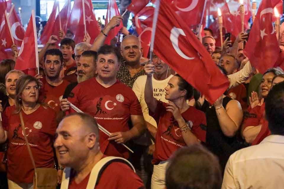 Karşıyaka Belediyesi tarafından 30 Ağustos Zafer Bayramı dolayısıyla d&uuml;zenlenen Fener