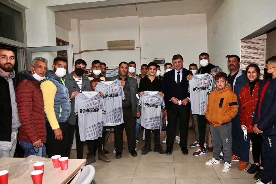 Karşıyaka Belediye Başkanı Dr. Cemil Tugay, futbol tutkunu Roman gen&ccedil;lerle