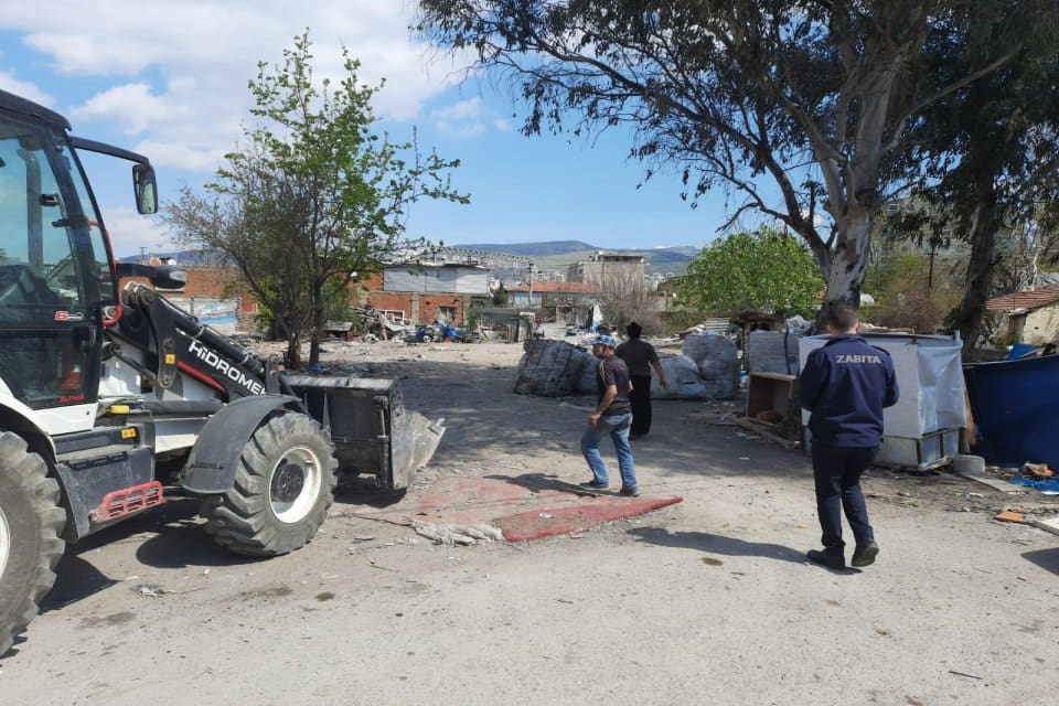 Karşıyaka Belediyesi'nin &Ccedil;evre Koruma ve Kontrol M&uuml;d&uuml;rl&uuml;ğ&uuml;, Zabıta M&uuml;d&uuml;rl&uuml;ğ&uuml;, Temizlik