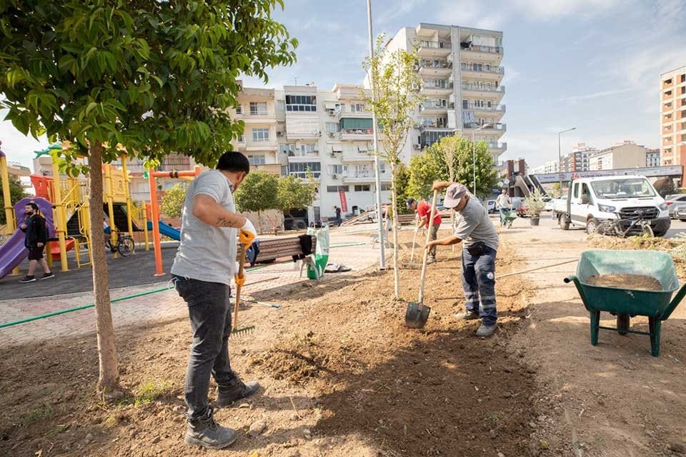Karşıyaka Belediyesi Park ve Bah&ccedil;eler M&uuml;d&uuml;rl&uuml;ğ&uuml;, park yenileme &ccedil;alışmalarına hız