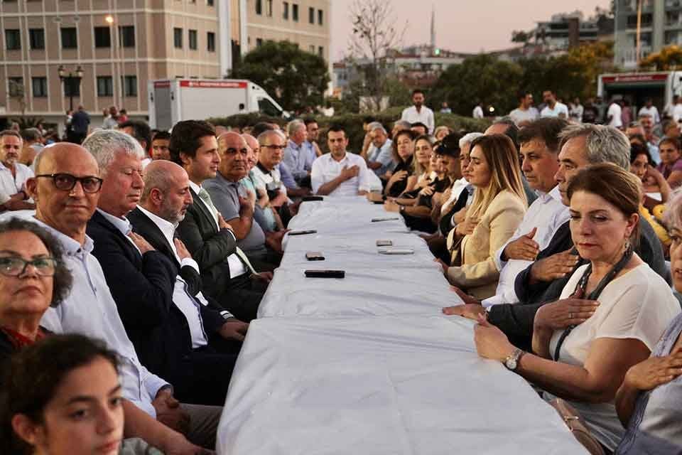Karşıyaka Belediyesi, Muharrem Ayı dolayısıyla iftar programı d&uuml;zenledi. Z&uuml;beyde Hanım