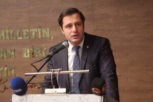 Karşıyaka Belediyesi'nin Kent A.Ş restoranı için kullandığı logonun AKP'li isimler