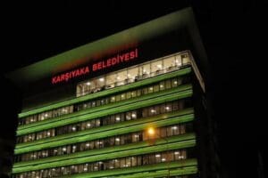 Karşıyaka Belediyesi'nde devam eden maaş sorunu nedeniyle bazı birimlerdeki iş&ccedil;iler