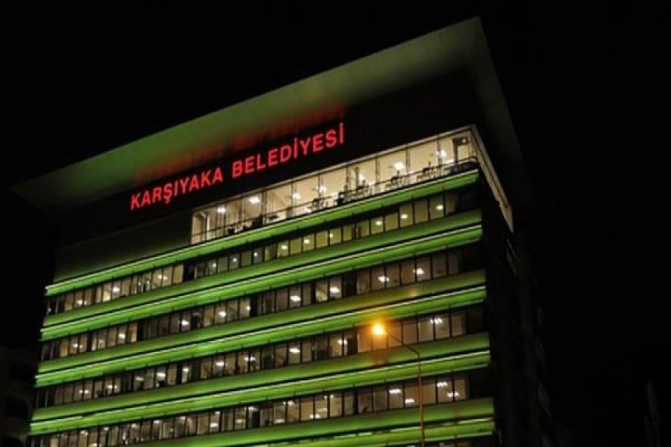 Karşıyaka Belediyesi'nde devam eden maaş sorunu nedeniyle bazı birimlerdeki iş&ccedil;iler