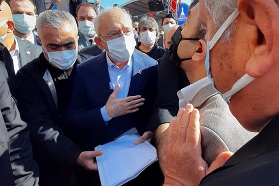 Karşıyaka Atakent Mahallesi&rsquo;nde bulunan Emlak Bankası Konutları sakinleri, kentsel d&ouml;n&uuml;ş&uuml;m