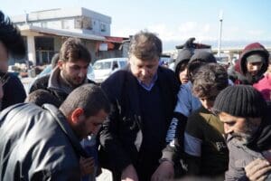 Deprem b&ouml;lgesinde yaraları sarmaya ve vatandaşa destek olmaya &ccedil;alışan Karşıyaka