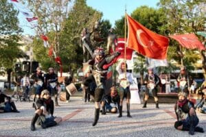 Karşıyaka Belediyesi Halk Dansları Topluluğu, İzmir&rsquo;imizin kurtuluşunun 100. yılı onuruna