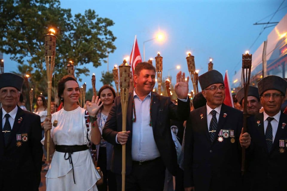 Ulu &Ouml;nder Gazi Mustafa Kemal Atat&uuml;rk&rsquo;&uuml;n Karşıyaka&rsquo;ya geldiği ve Karşıyaka