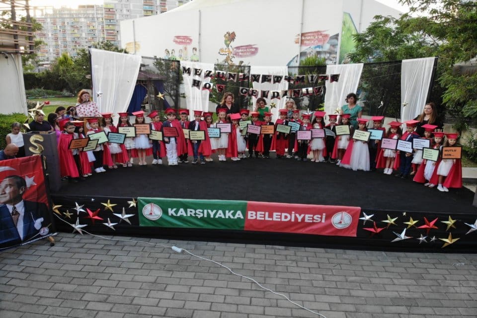 Karşıyaka Belediyesi b&uuml;nyesindeki anaokulları, birbirinden renkli yıl sonu g&ouml;sterileriyle eğitim