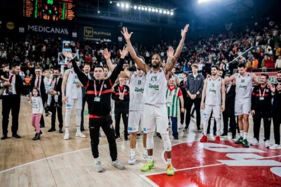 T&uuml;rkiye Sigorta Basketbol S&uuml;per Ligi'nde zirve yarışında &uuml;&ccedil;&uuml;nc&uuml; sırada yer