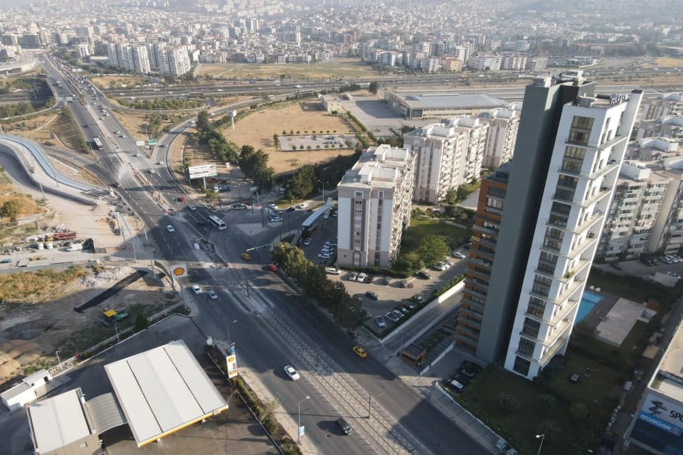İzmir B&uuml;y&uuml;kşehir Belediyesi tarafından yapımı s&uuml;ren &Ccedil;iğli Tramvay Hattı&rsquo;nın Karşıyaka