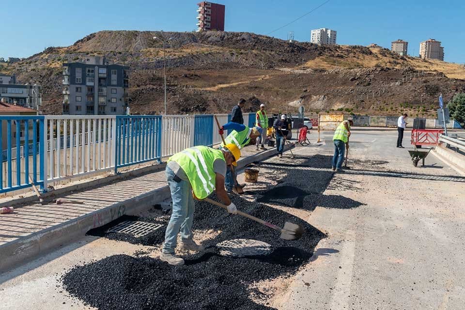 İzmir B&uuml;y&uuml;kşehir Belediyesi İZSU Genel M&uuml;d&uuml;rl&uuml;ğ&uuml;, kentin &ccedil;eşitli b&ouml;lgelerinde yağmur