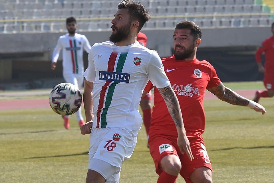Misli.com 3'&uuml;nc&uuml; Lig 3'&uuml;nc&uuml; Grup'ta Play-Off yarışı veren Karşıyaka'da defansın