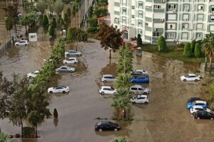 İzmir'de 4 gündür devam eden sağanak yağmur, dün akşam saatlerinde