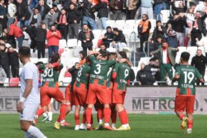 TFF 3'üncü Lig 1'inci Grup'ta 20'nci hafta mücadelesinde Karşıyaka evinde