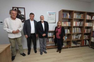 Karşıyakalı Betül-Hasan Çetintaş çifti Karşıyaka Belediyesi’ne bağlı kütüphanelere yaklaşık 3