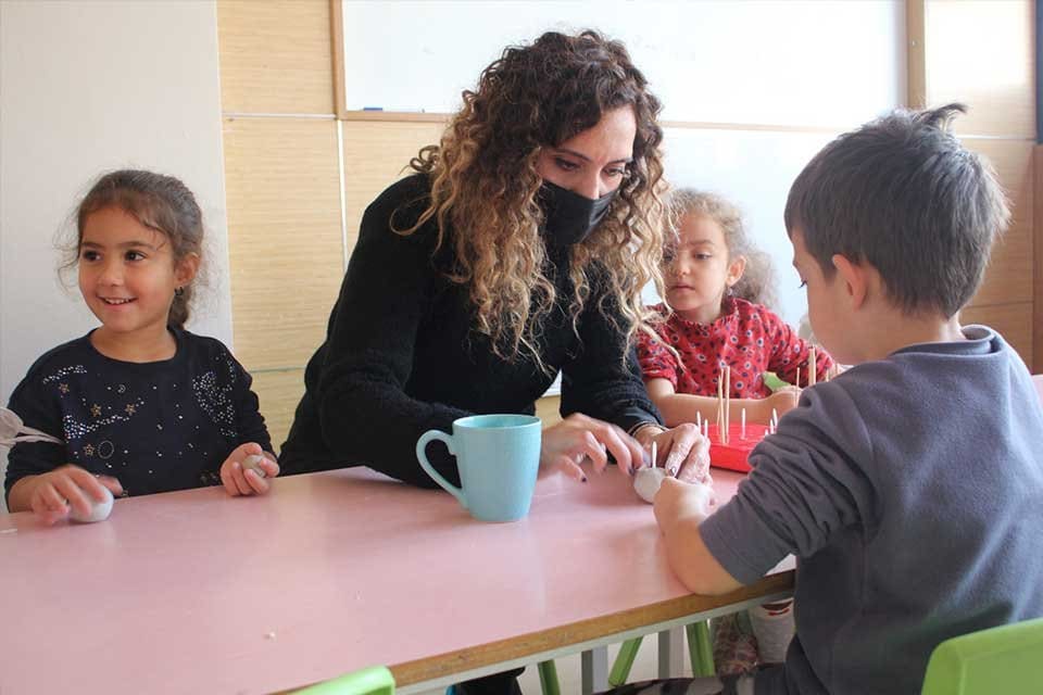 Karşıyaka Belediyesi anaokullarında seramik sanat&ccedil;ısı Mehtap Satıral tarafından &ccedil;ocuklara seramik