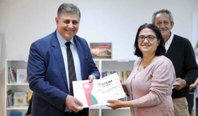 Karşıyakalı yazar adayları sertifikalarını aldı