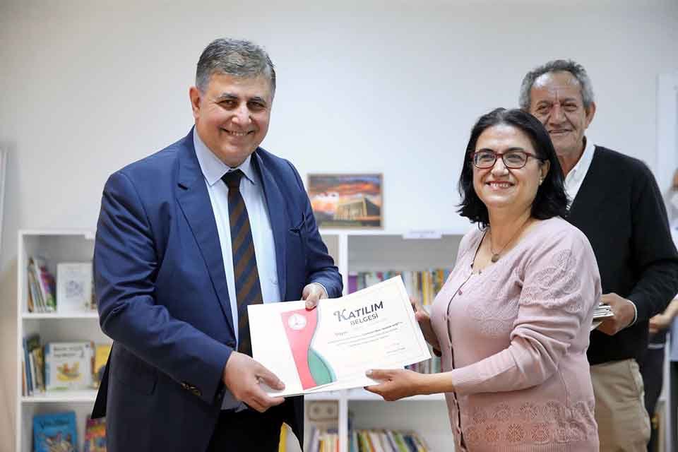 Karşıyaka Belediyesi’nin yazarlık kursuna katılan yazar adayları, sertifikalarını Karşıyaka Belediye