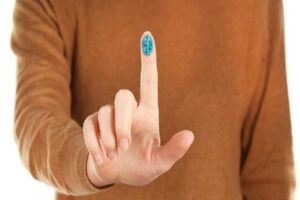 Elinize k&uuml;&ccedil;&uuml;k bir banka kartı &ccedil;ipi yerleştirerek &ouml;deme yapmaya hazır