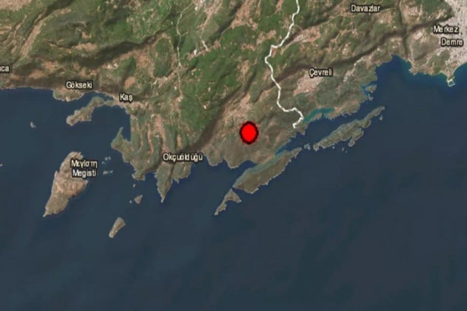 Antalya Kaş'ta 3.7 b&uuml;y&uuml;kl&uuml;ğ&uuml;nde bir deprem meydana geldiği bildirildi. Antalya'nın&nbsp;Kaş&nbsp;il&ccedil;esinde