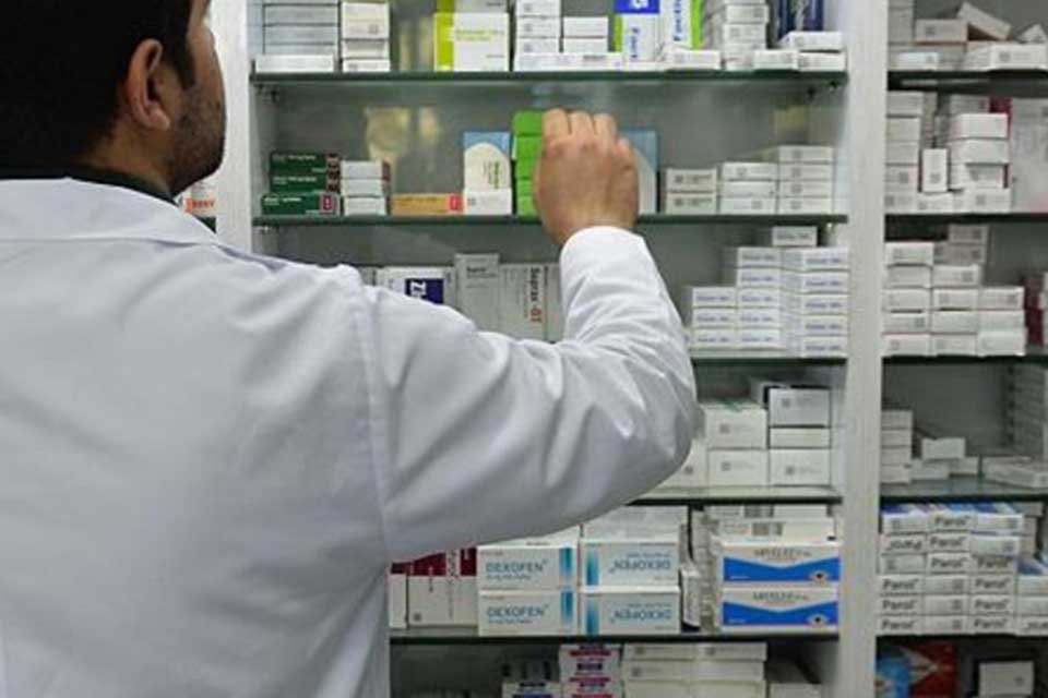 1800 eczanenin bulunduğu İzmir&rsquo;de bine yakın yurttaş, &ldquo;Eczacı oğlum/kızım, deftere